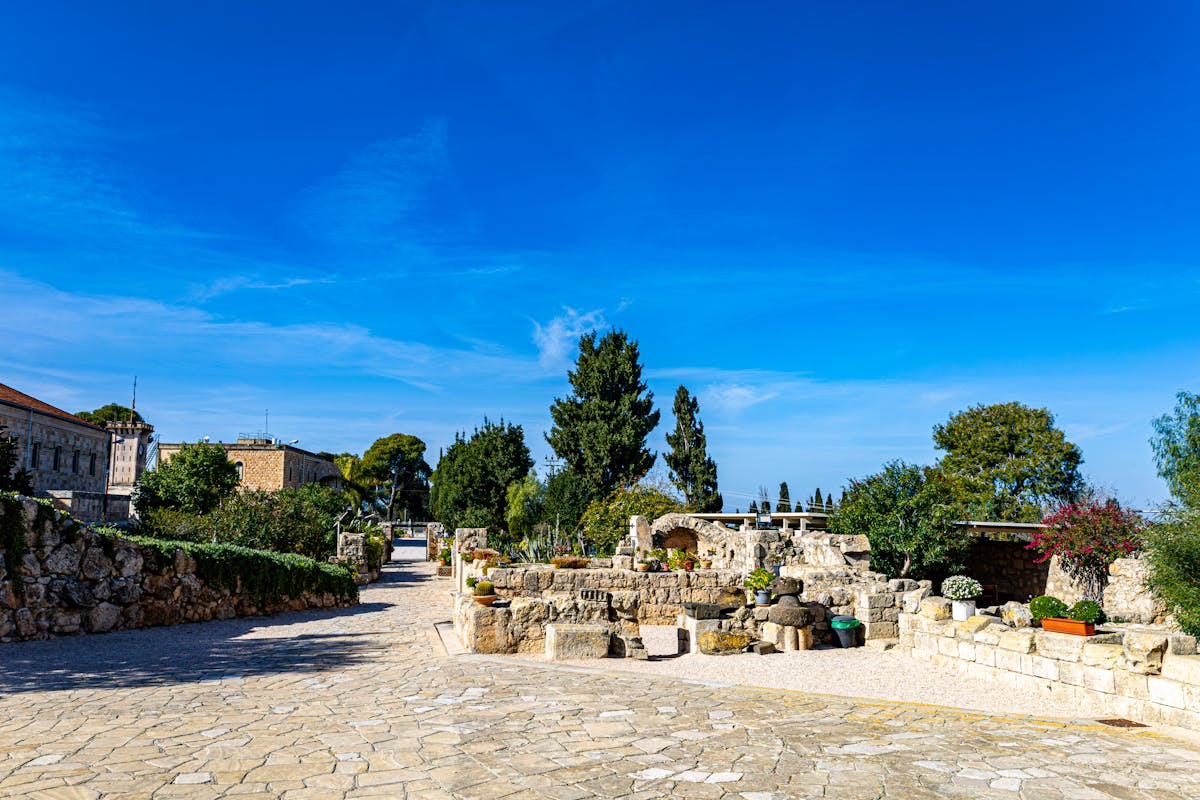 Allée de jardin aménagée à Nice